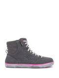 Alpinestars J-6 Waterproof Damen-Schuhe, Motorradschuhe, Grau und Fuchsia, High-Top-Sneaker-Design mit grauem Wildleder-Obermaterial, weißen Schnürsenkeln und einer leuchtend pinken Akzentlinie über der Gummisohle im Used-Look.