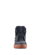 Alpinestars Chrome Drystar® Schuhe, Schwarz und Gum, Frontansicht eines urbanen Motorradschuhs, lässiger High-Top im Sneaker-Stil mit Schnürsenkeln, Konstruktion aus Leder und Wildleder mit brauner Gummisohle