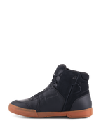 Alpinestars Chrome Drystar® Schuhe, Black Black Gum, urbaner Motorradschuh mit einem Obermaterial aus schwarzem Leder und Wildleder, High-Top-Sneaker-Profil, gummifarbener Gummisohle und seitlichem Reißverschluss.