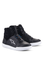 Alpinestars Chrome Drystar® Schuhe, Urbane Motorradschuhe, Schwarz und Weiß mit blauen Akzenten, High-Top-Sneaker-Design mit Obermaterial aus Leder und Wildleder, weiße Kontrastsohle und weißes Astars-Logo, wasserdichte Schuhe für den Straßeneinsatz