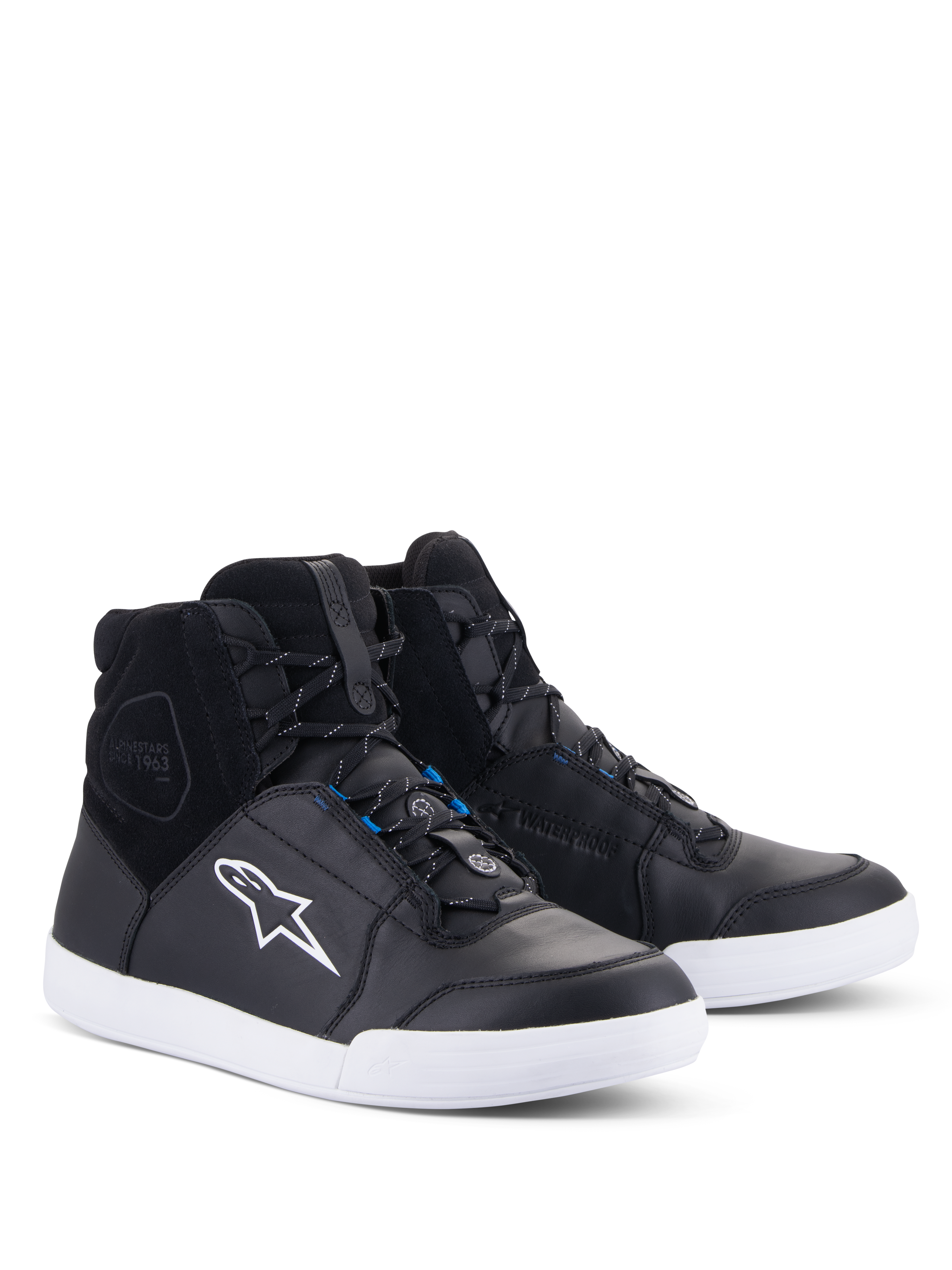 Alpinestars Chrome Drystar® Schuhe, Urbane Motorradschuhe, Schwarz und Weiß mit blauen Akzenten, High-Top-Sneaker-Design mit Obermaterial aus Leder und Wildleder, weiße Kontrastsohle und weißes Astars-Logo, wasserdichte Schuhe für den Straßeneinsatz