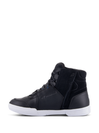Alpinestars Chrome Drystar® Schuhe, Urbaner Motorradschuh, Schwarz und Weiß mit blauen Akzenten, Obermaterial aus Leder und Wildleder, seitlicher Reißverschluss, weiße Sohle, Waterproof-Branding, lässiger High-Top-Sneaker-Stil