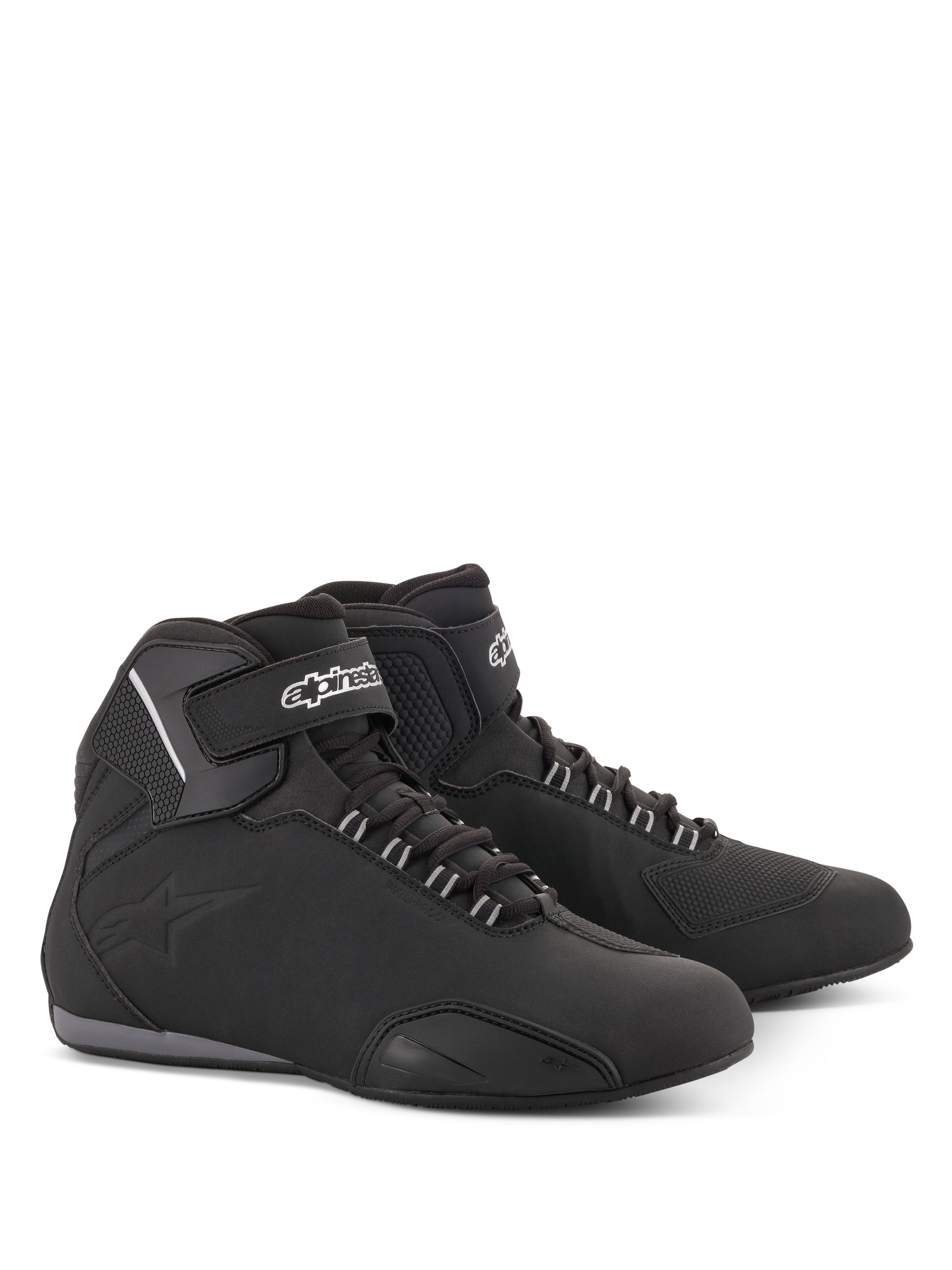Alpinestars Sektor Waterproof Schuhe, Motorradschuhe, Schwarz, halbhohe Silhouette mit Schnürsenkeln und Klettverschluss am Knöchel, weißes Alpinestars-Logo, leichtes Mikrofaser-Chassis mit verstärkten Einsätzen und Gummisohle