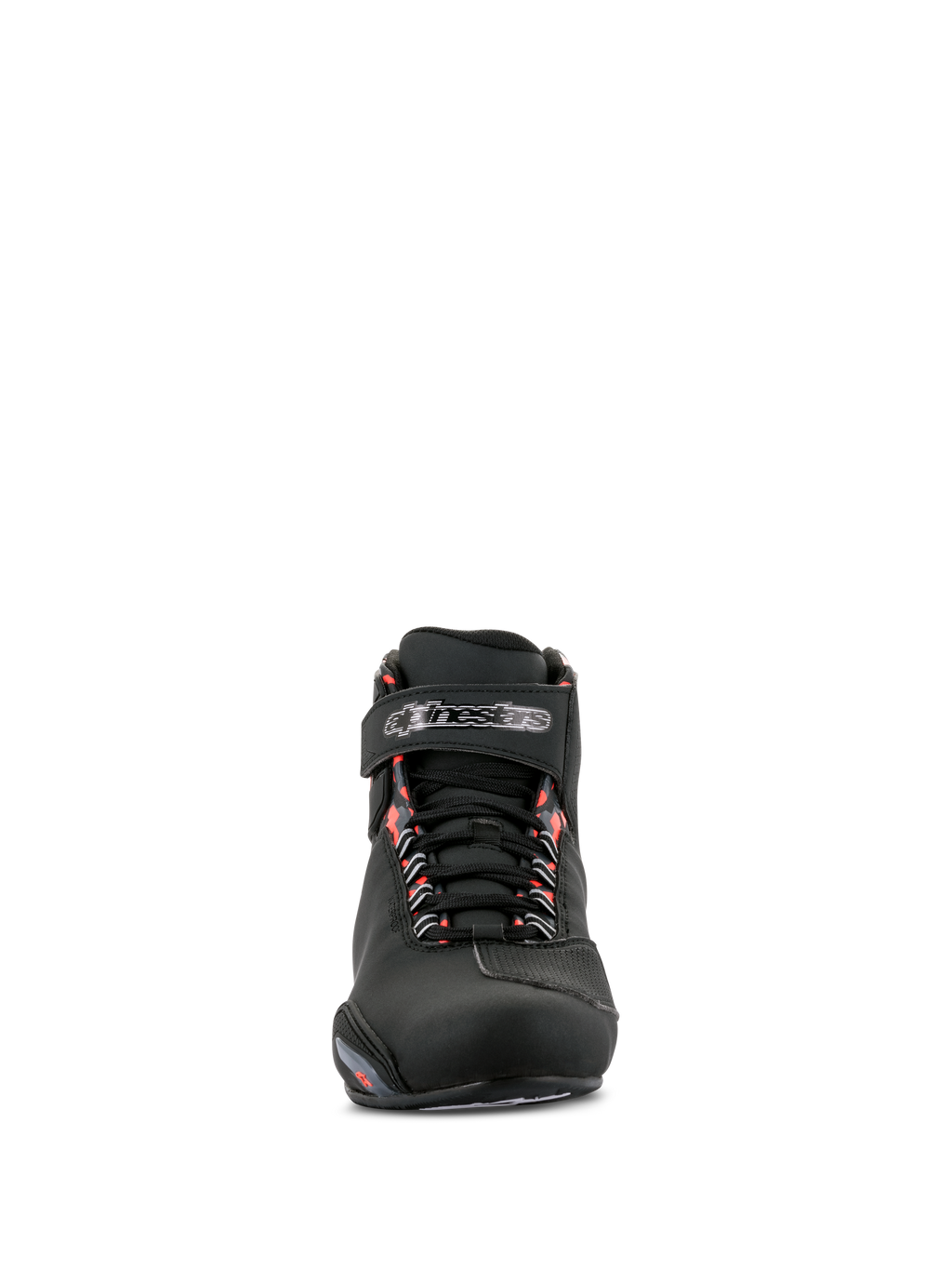 Alpinestars Sektor Waterproof Schuhe, Motorradschuhe, Schwarz, Dunkelgrau und Rot Fluo, Vorderansicht mit schwarzem Mikrofaser-Chassis, Schnürverschluss mit Klettverschluss-Knöchelriemen und fluoreszierenden roten Akzenten an den Ösen.