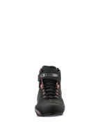 Alpinestars Sektor Waterproof Schuhe, Motorradschuhe, Schwarz, Dunkelgrau und Rot Fluo, Vorderansicht mit schwarzem Mikrofaser-Chassis, Schnürverschluss mit Klettverschluss-Knöchelriemen und fluoreszierenden roten Akzenten an den Ösen.