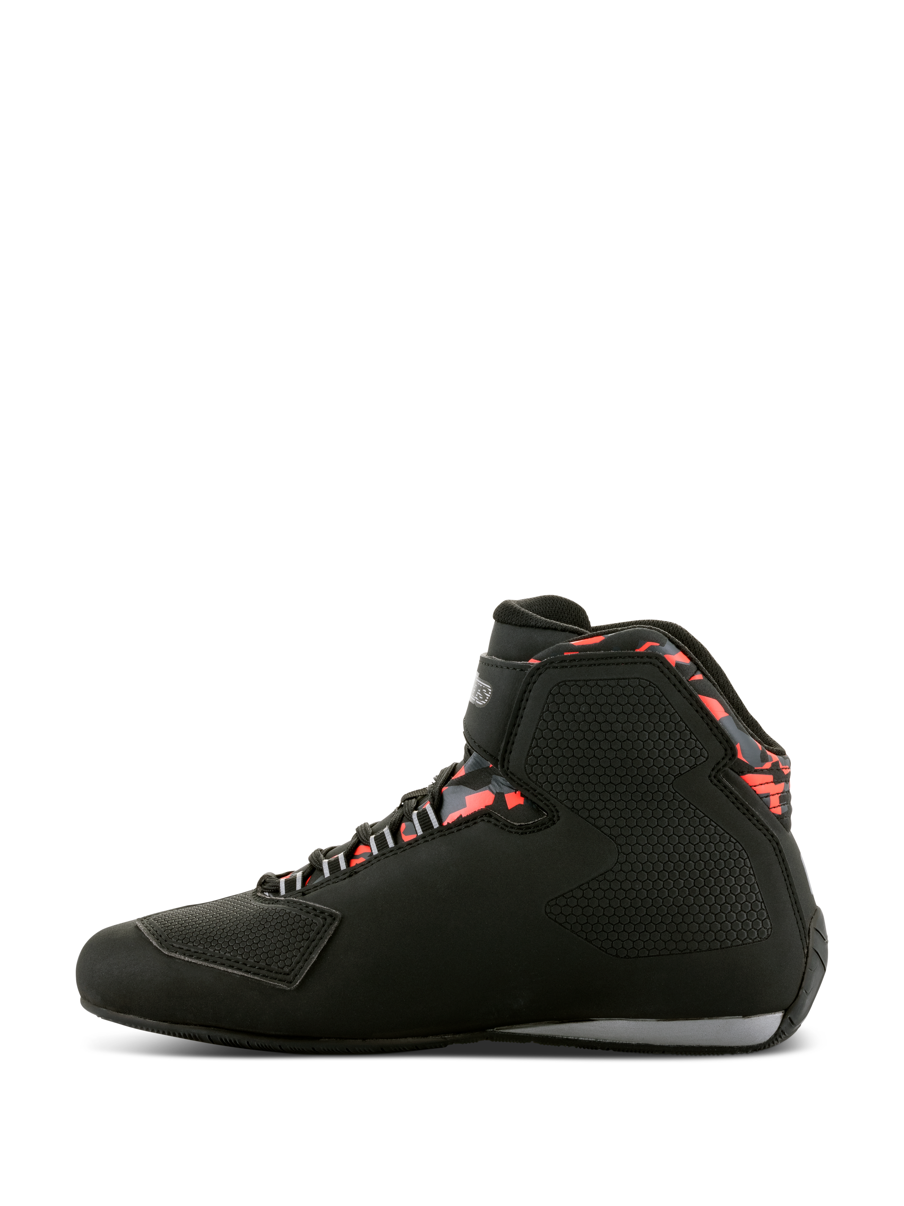 Alpinestars Sektor Wasserdichte Schuhe, Motorradschuhe, Schwarz, Dunkelgrau und Fluoreszierendes Rot, Seitenprofil-Ansicht mit High-Top-Design, Klettverschluss-Knöchelriemen, verstärkter Schaltverstärkung und gemusterten roten Akzenten am Kragen