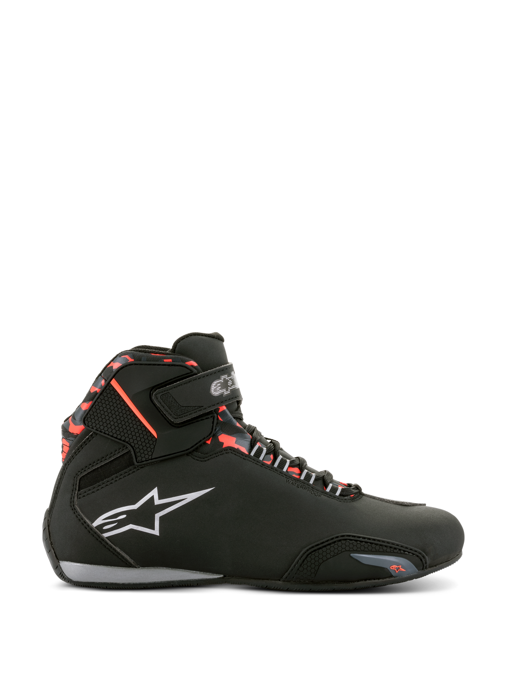 Alpinestars Sektor Wasserdichte Schuhe, Schwarz mit dunkelgrauen und Red Fluo Akzenten, Seitenprofil eines Motorradschuhs, mit weißem Alpinestars-Logo, rotem Camouflage-Muster am Knöchel, Klettverschluss und wasserdichter Konstruktion für den Straßeneinsatz