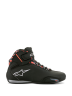 Alpinestars Sektor Wasserdichte Schuhe, Schwarz mit dunkelgrauen und Red Fluo Akzenten, Seitenprofil eines Motorradschuhs, mit weißem Alpinestars-Logo, rotem Camouflage-Muster am Knöchel, Klettverschluss und wasserdichter Konstruktion für den Straßeneinsatz