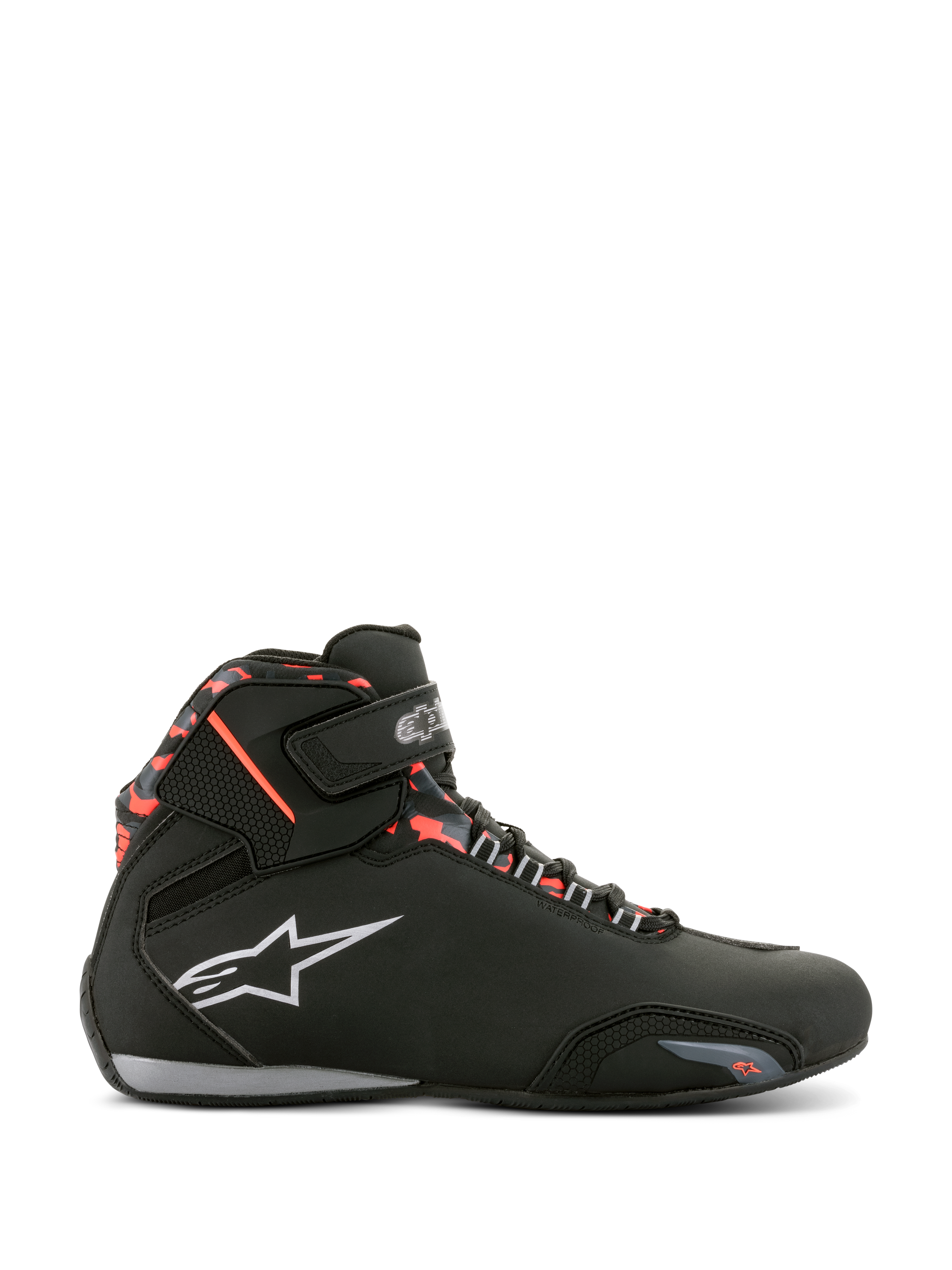 Alpinestars Sektor Wasserdichte Schuhe, Schwarz mit dunkelgrauen und Red Fluo Akzenten, Seitenprofil eines Motorradschuhs, mit weißem Alpinestars-Logo, rotem Camouflage-Muster am Knöchel, Klettverschluss und wasserdichter Konstruktion für den Straßeneinsatz