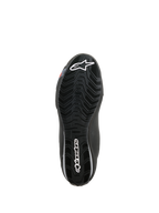 Alpinestars Sektor Waterproof Schuhe, Sohlenansicht, schwarzer Gummi mit Wellenprofil zur Wasserableitung, weißes Astars-Logo und Alpinestars-Branding, für Grip und Unterstützung der Motorrad-Fußrasten