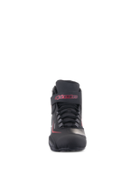 Alpinestars Sektor Wasserdichte Schuhe, Motorradschuhe, Schwarz mit weißen und roten Akzenten, Vorderansicht mit sicherem Schnürsystem und Klettverschluss-Knöchelriemen mit rotem Alpinestars-Schriftzug, strapazierfähiges Mikrofaser-Finish.