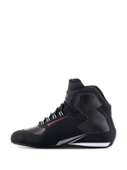 Alpinestars Sektor Wasserdichte Schuhe, Motorradschuhe, Schwarz, Weiß und Grau, Seitenansicht, leichtes Mikrofaser-Chassis mit grauen Einsätzen im Wabenmuster, roter Akzentlinie und weißen Sohlendetails, wasserdichte Ausrüstung für die Straße