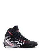Alpinestars Sektor Waterproof Schuhe, Seitenansicht, Schwarz mit grauen und weißen Akzenten sowie roten Details, mit Schnürsenkeln, Klettverschluss am Knöchel, Alpinestars-Logo und „Waterproof“-Branding, sportliche Motorradschuhe