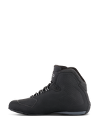 Alpinestars Sektor Wasserdichte Schuhe, Motorradschuhe, Schwarz, Seitenansicht mit High-Top-Design, Obermaterial aus Mikrofaser, strukturierten Seitenwänden, weißen Schnürösen und Markenlogo am Knöchel.