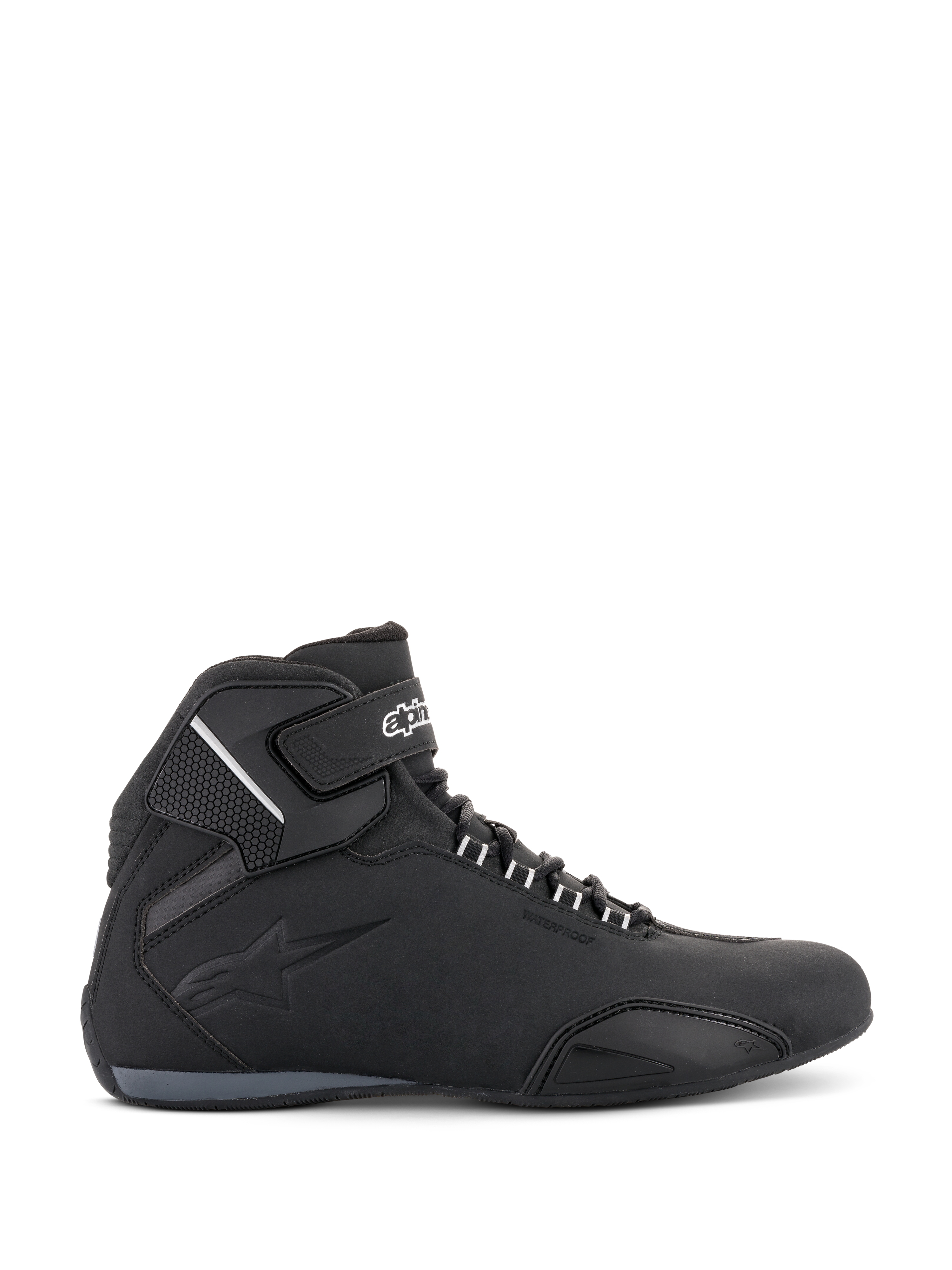 Alpinestars Sektor Waterproof Schuhe, Motorradschuhe, Schwarz, Seitenprofil-Ansicht, schlankes Mikrofaser-Chassis mit wasserdichter Membran, verstärkte Zehenkappe und sicherer Klettverschluss-Knöchelriemen