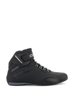 Alpinestars Sektor Waterproof Schuhe, Motorradschuhe, Schwarz, Seitenprofilansicht mit leichtem Mikrofaser-Chassis, Knöchelriemen mit weißem Branding, geprägtem Logo und niedrig geschnittenem sportlichem Design für Straßenfahrten.