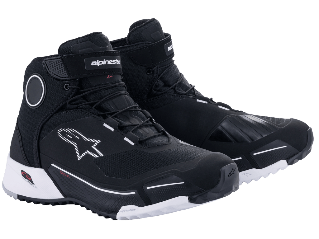 Alpinestars CR-X Drystar Motorradschuhe in Schwarz und Weiß, wasserdichte Motorradschuhe im sportlichen Stil mit einer weißen Außensohle, schwarzem Textil-Obermaterial mit weißen Logo-Akzenten und schützenden Knöchelscheiben.