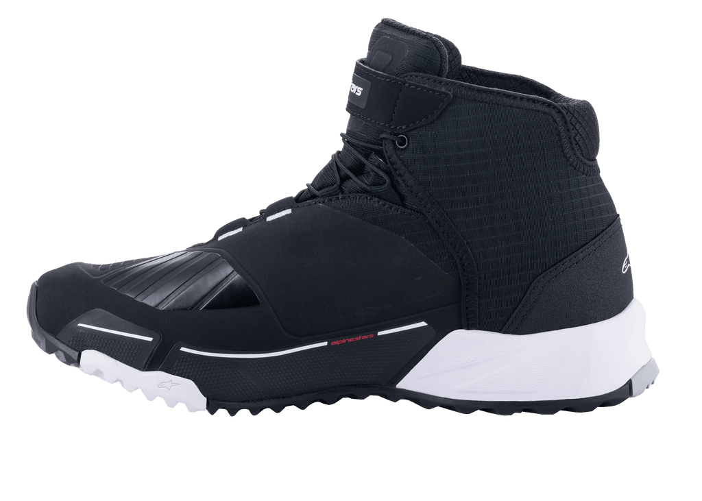 Alpinestars CR-X Drystar® Motorradschuhe, Schwarz und Weiß, Seitenansicht mit einem von Laufschuhen inspirierten Design, wasserfestem Textil-Obermaterial, weißer EVA-Zwischensohle und verstärktem Schaltbereich im Zehenbereich.