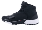 Alpinestars CR-X Drystar® Motorradschuhe, Schwarz und Weiß, Seitenansicht mit einem von Laufschuhen inspirierten Design, wasserfestem Textil-Obermaterial, weißer EVA-Zwischensohle und verstärktem Schaltbereich im Zehenbereich.
