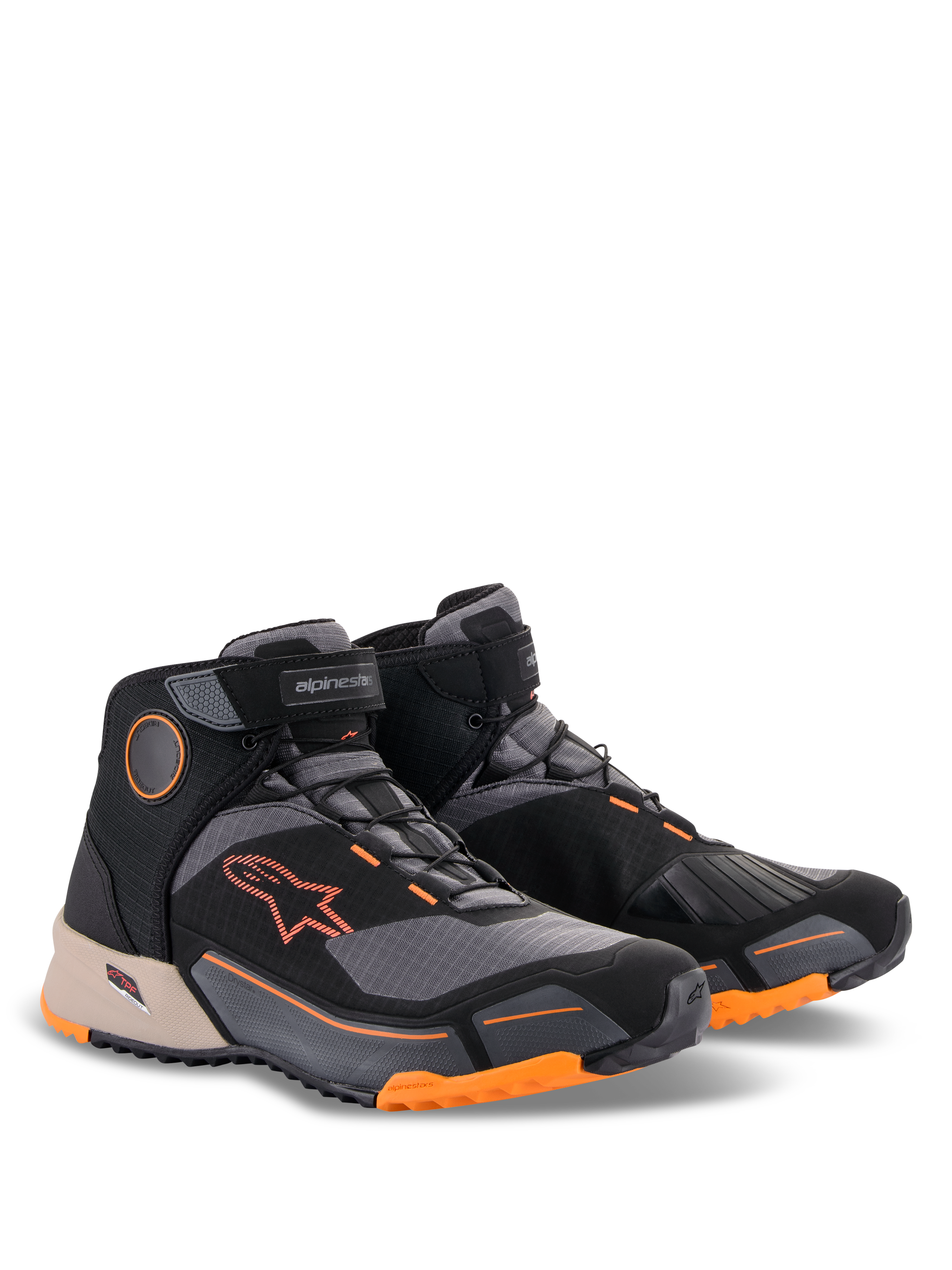 Alpinestars CR-X Drystar® Motorradschuhe, Schwarz, Hellbraun und Orange, Motorradschuhe im Laufschuh-Design, mit orangefarbenen Logos und Akzenten auf der Sohle, hellbraunem Fersendetail und dunkelgrauen Einsätzen, sportliche Allwetter-Fahrschuhe.