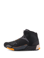 Alpinestars CR-X Drystar® Motorradschuhe in Schwarz, Hellbraun und Orange, Seitenprofil, von Laufschuhen inspiriertes Design mit einer robusten orangefarbenen Sohle, wasserfestes und atmungsaktives Motorrad-Schuhwerk für die Straße und den urbanen Einsatz.