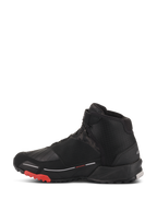 Alpinestars CR-X Drystar® Motorradschuhe, Black Camo Red, wasserdichtes Motorradschuhwerk, Seitenprofilansicht, mit schwarzem Textil-Obermaterial und dunklen Camo-Einsätzen, roten Akzenten an der Außensohle und einem sportlichen, von Laufschuhen inspirierten Design.