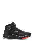 Alpinestars CR-X Drystar Motorradschuhe, wasserdicht, Black Camo Red, Seitenprofil, texturiertes Camouflage-Obermaterial, weißes Alpinestars-Logo, Knöchelriemen, schwarze profilierte Sohle mit roten Akzenten an der Fußspitze