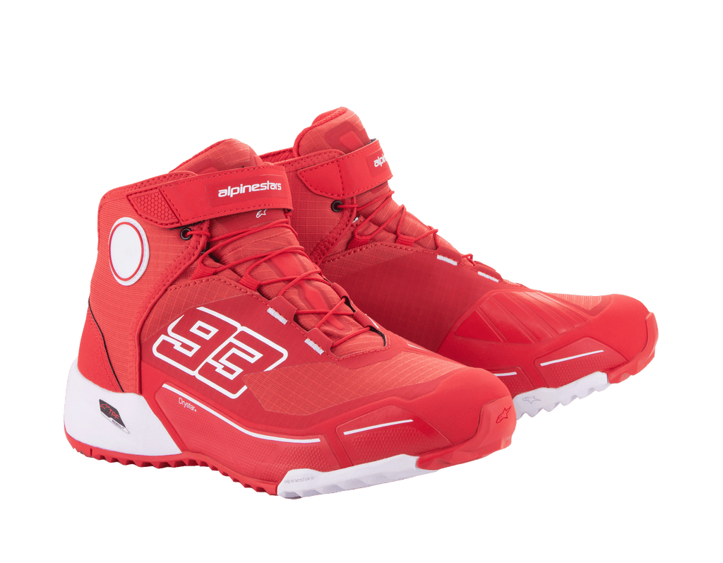 Alpinestars MM93 CR-X Drystar® Motorradschuhe, Leuchtendes Rot und Weiß, Seitenansicht, mit „93“-Grafik auf der Seite, Alpinestars-Logo auf dem Riemen, weiße technische Sohle, von Laufschuhen inspirierte Silhouette für das Motorradfahren