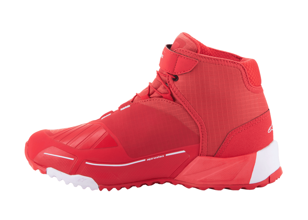 Alpinestars MM93 CR-X Drystar Motorradschuhe, Motorradschuhe, Hellrot und Weiß, Seitenprofilansicht, schlankes sportliches Design mit verstärkter Schaltauflage, weiße Fersen- und Zehenakzente auf einer roten Sohle, urbaner Motorradschuh