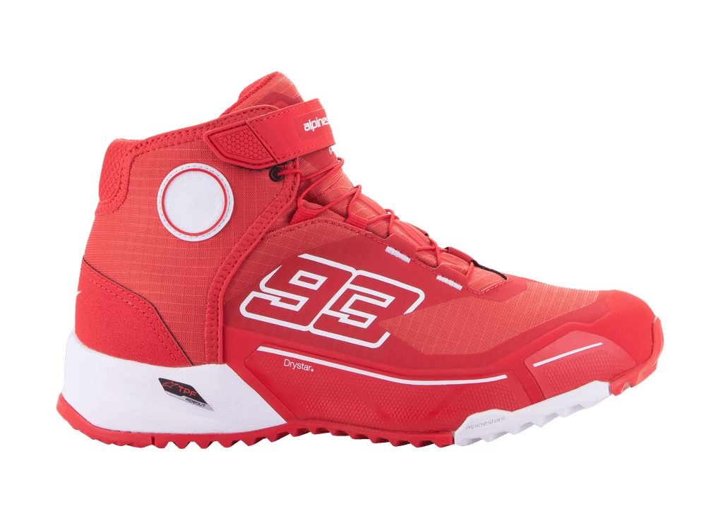 Alpinestars MM93 CR-X Drystar Motorradschuhe, Urbanes Motorradschuhwerk, Hellrot und Weiß, High-Top-Design mit der Nummer 93 von Marc Marquez, wasserdichte Drystar-Technologie, strukturiertes Textilobermaterial mit weißer EVA-Zwischensohle und roter Gummisohle, Klettverschluss und Schnürung
