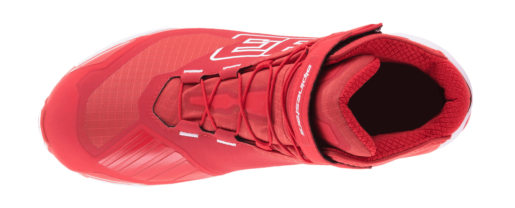 Alpinestars MM93 CR-X Drystar Motorradschuh, Hellrot und Weiß, Draufsicht mit Schnürsystem und verstellbarem Knöchelriemen, mit großer 93-Grafik und Alpinestars-Branding, wasserdichtes Motorradschuhwerk mit einem von Laufschuhen inspirierten Design