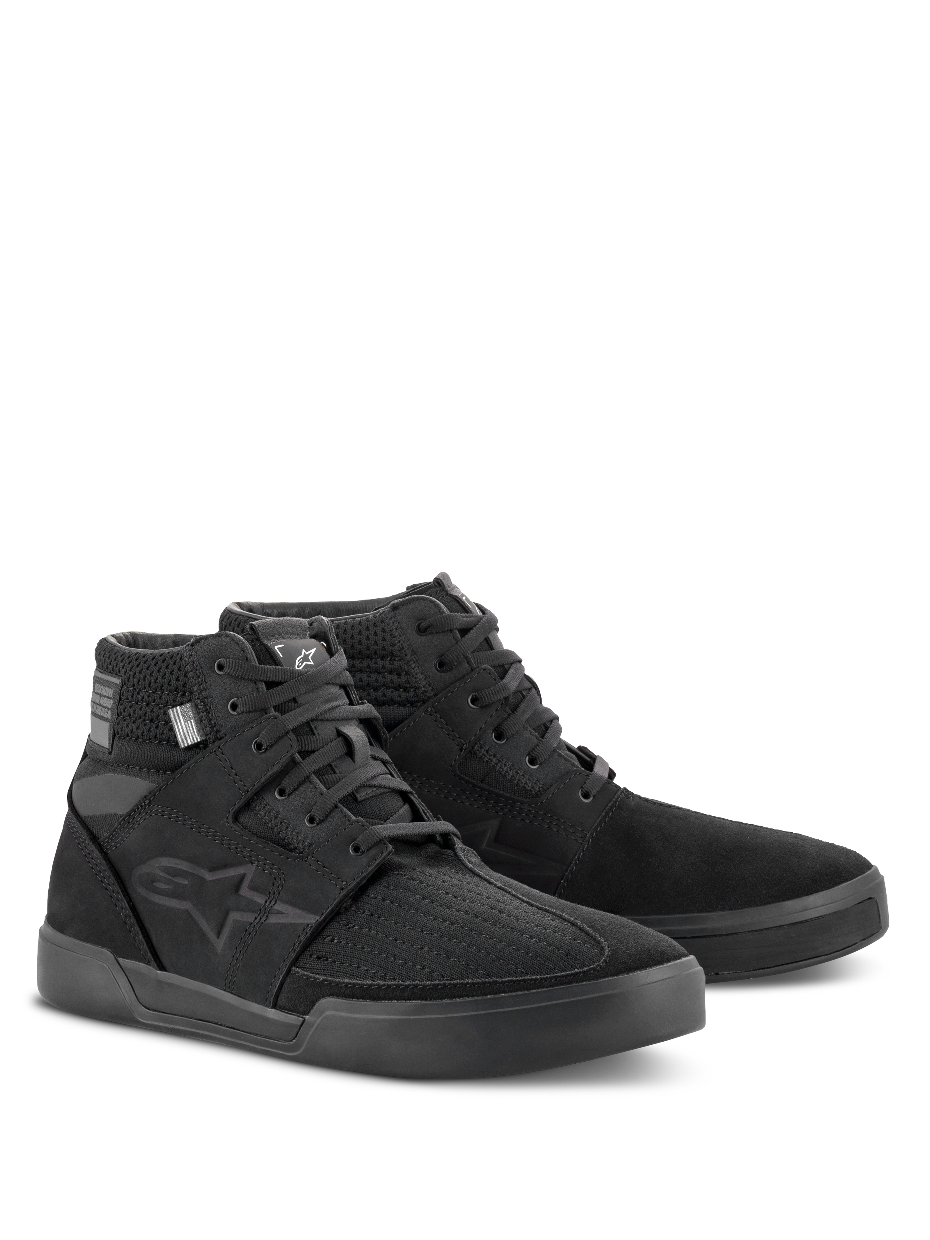 Alpinestars Primer Motorradschuhe, Schwarz, knöchelhohes Urban-Design aus Textil- und Wildleder, mit dezentem Astars-Logo an der Seite, für Schutz und Komfort abseits des Motorrads