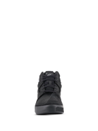 Alpinestars Primer Riding Shoes, Schwarz, Vorderansicht von lässigem urbanem Motorradschuhwerk mit Obermaterial aus Wildleder und Textil, schwarzen Schnürsenkeln und einem weißen Astar-Logo auf der Zunge.