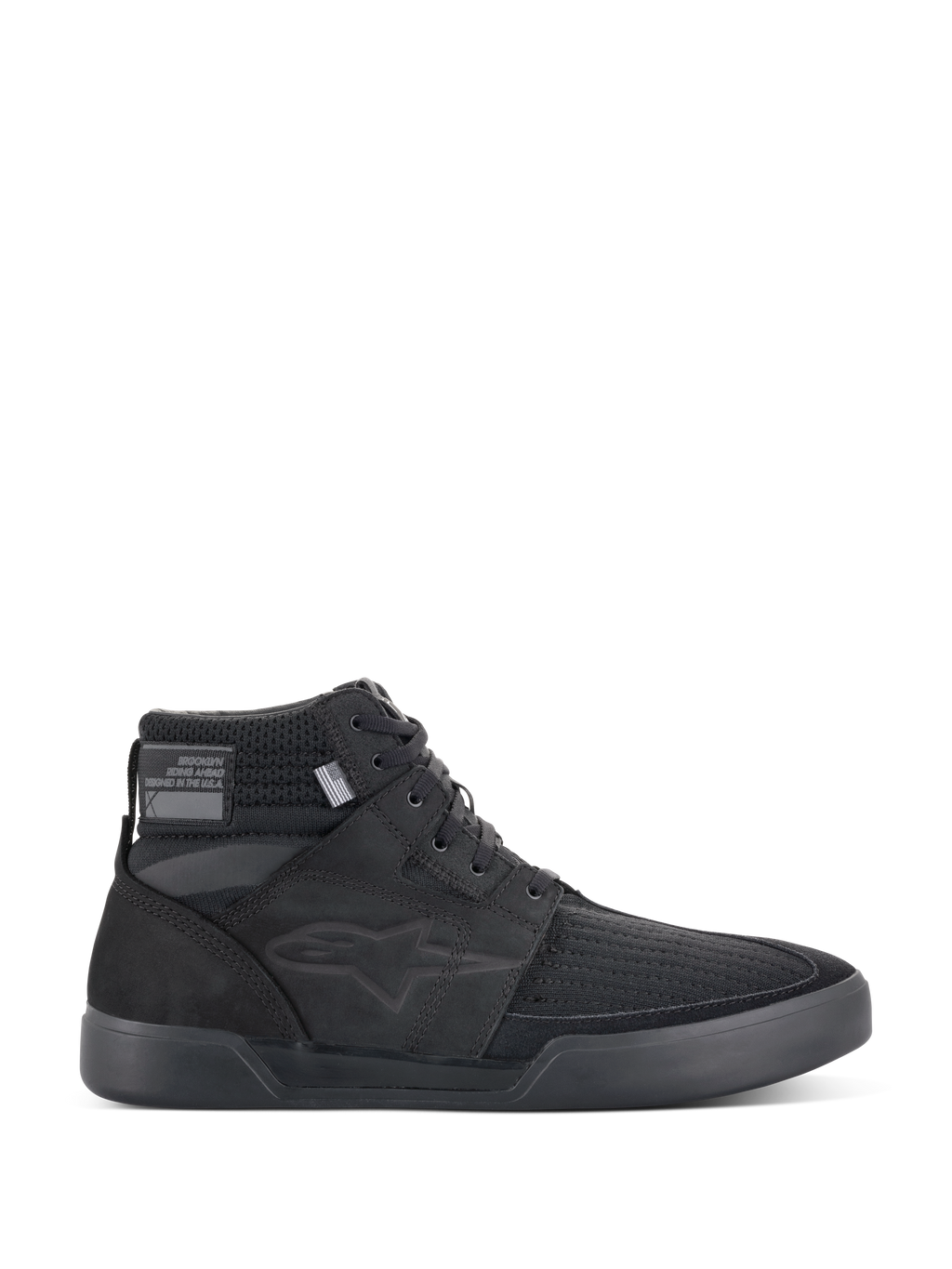 Alpinestars Primer Riding Shoes, schwarze Motorrad-Sneaker, High-Top Urban Riding Footwear, Seitenansicht, texturiertes Mesh-Obermaterial, dicke Gummisohle, modernes sportliches Design mit dezentem Stern-Logo
