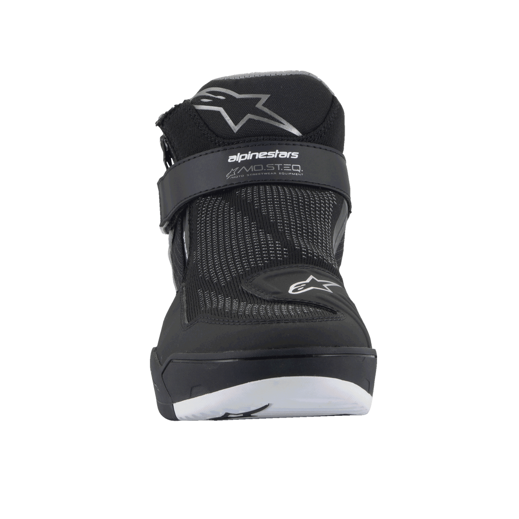 Alpinestars Speedflight Street Schuhe, Black Gun Metal, Vorderansicht mit Mesh-Obermaterial, Klettverschluss am Knöchel mit MO.ST.EQ.-Branding und Stern-Logos, moderne urbane Motorradschuhe