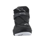 Alpinestars Speedflight Street Schuhe, Black Gun Metal, Vorderansicht mit Mesh-Obermaterial, Klettverschluss am Knöchel mit MO.ST.EQ.-Branding und Stern-Logos, moderne urbane Motorradschuhe