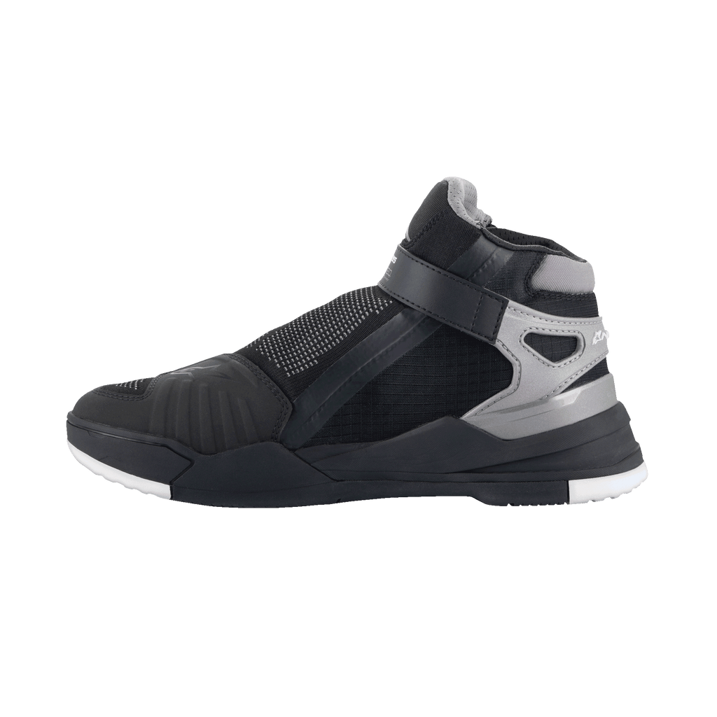 Alpinestars Speedflight Street Schuhe, urbane Motorradschuhe, Schwarz und Gun Metal, Seitenansicht mit Mesh-Obermaterial, TPU-Verstärkungen und seitlichem Riemenverschluss, sportliches Sneaker-inspiriertes Design