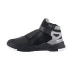 Alpinestars Speedflight Street Schuhe, urbane Motorradschuhe, Schwarz und Gun Metal, Seitenansicht mit Mesh-Obermaterial, TPU-Verstärkungen und seitlichem Riemenverschluss, sportliches Sneaker-inspiriertes Design