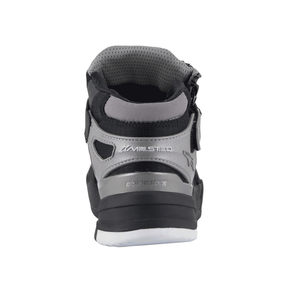 Alpinestars Speedflight Street Schuhe, Black Gun Metal, Rückansicht eines urbanen Motorradschuhs, mit MO.ST.EQ-Branding an der Ferse, graue und schwarze Mesh- und Synthetikeinsätze, strapazierfähige strukturierte Sohle.