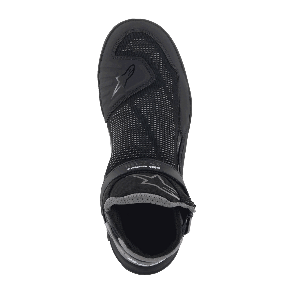 Alpinestars Speedflight Street Schuhe, Black Gun Metal, Draufsicht eines einzelnen Schuhs mit Mesh-Obermaterial, TPU-Verstärkungen und Klettverschluss, urbane Motorradschuhe
