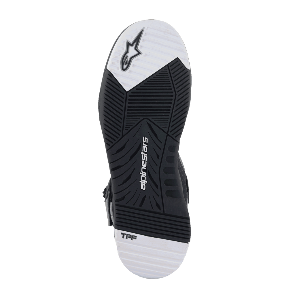 Alpinestars Speedflight Street Schuhe, Sohlenansicht, schwarz-weiße Dual-Density-Gummiaußensohle mit abgestuftem Profilmuster, mit Alpinestars-Logo und TPF-Branding, urbane Motorradschuhe