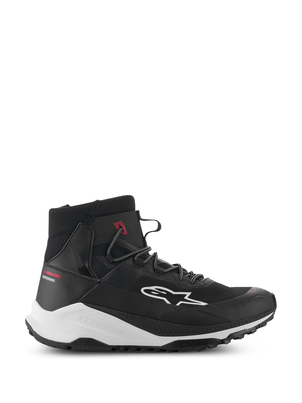 Alpinestars Speedforce XR Schuhe, schwarz-weiße High-Top-Motorrad-Sneaker, urbane Fahrschuhe, Seitenansicht mit Mesh-Textil-Obermaterial, weißes Logo an der Seite, dicke weiße Zwischensohle mit Alpinestars-Branding und roter „Urban Series“-Schriftzug an der Ferse