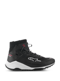 Alpinestars Speedforce XR Schuhe, schwarz-weiße High-Top-Motorrad-Sneaker, urbane Fahrschuhe, Seitenansicht mit Mesh-Textil-Obermaterial, weißes Logo an der Seite, dicke weiße Zwischensohle mit Alpinestars-Branding und roter „Urban Series“-Schriftzug an der Ferse