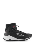 Alpinestars Speedforce XR Schuhe, schwarz-weiße High-Top-Motorrad-Sneaker, urbane Fahrschuhe, Seitenansicht mit Mesh-Textil-Obermaterial, weißes Logo an der Seite, dicke weiße Zwischensohle mit Alpinestars-Branding und roter „Urban Series“-Schriftzug an der Ferse
