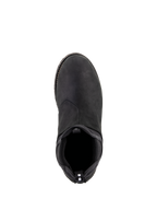 Alpinestars Turnstone Schuhe, Schwarz Schwarz, Draufsicht auf einen urbanen Motorradschuh aus Rindsleder mit elastischem Chelsea-Einstieg und einer hinteren Anziehhilfe mit weißen Punkten, minimalistisches Schutzschuhwerk für den Straßeneinsatz.