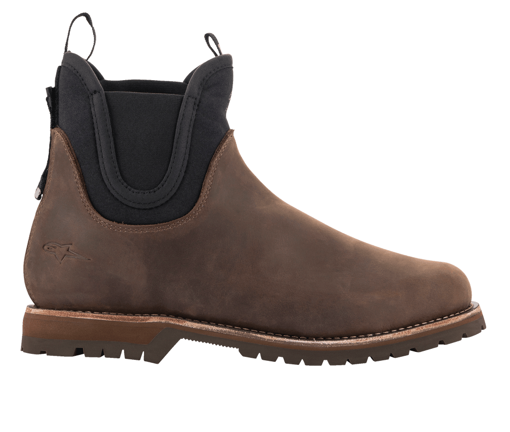 Alpinestars Turnstone Schuhe, schokoladenbraune Leder-Chelsea-Boots, urbane Motorradschuhe, schwarze elastische Seiteneinsätze, robuste Profilsohle, klassische Silhouette