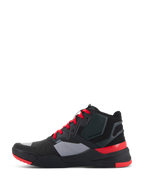 Alpinestars Speedflight Schuhe, Performance-Motorradschuh, Schwarz mit leuchtend roten und grauen Akzenten, Seitenansicht, mit Ripstop-Textil-Obermaterial, leuchtend roten Schnürsenkeln und schützender Fersenkappe, sportliches Motorrad-Schuhwerk im Sneaker-Stil für den urbanen Pendelverkehr