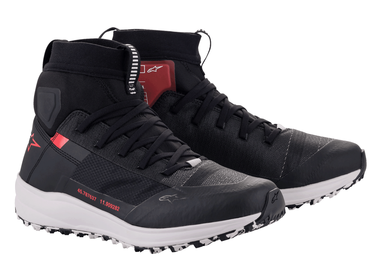 Alpinestars Speedforce Schuhe, hochgeschnittene Motorradschuhe, Schwarz Weiß und Rot, mit Laufschuh-Silhouette, MATRYX Textil-Obermaterial, weißer Zwischensohle und rotem Alpinestars-Logo, technisches urbanes Schuhwerk für Straßenfahrten