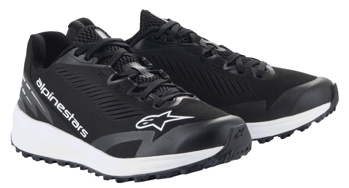 Alpinestars Meta Road V2 Schuhe, Sportswear-Schuhe, Schwarz und Weiß, atmungsaktives Mesh-Obermaterial mit weißem Alpinestars-Branding, dicke weiße Zwischensohle, sportliches Design für Rennteam-Arbeitskleidung