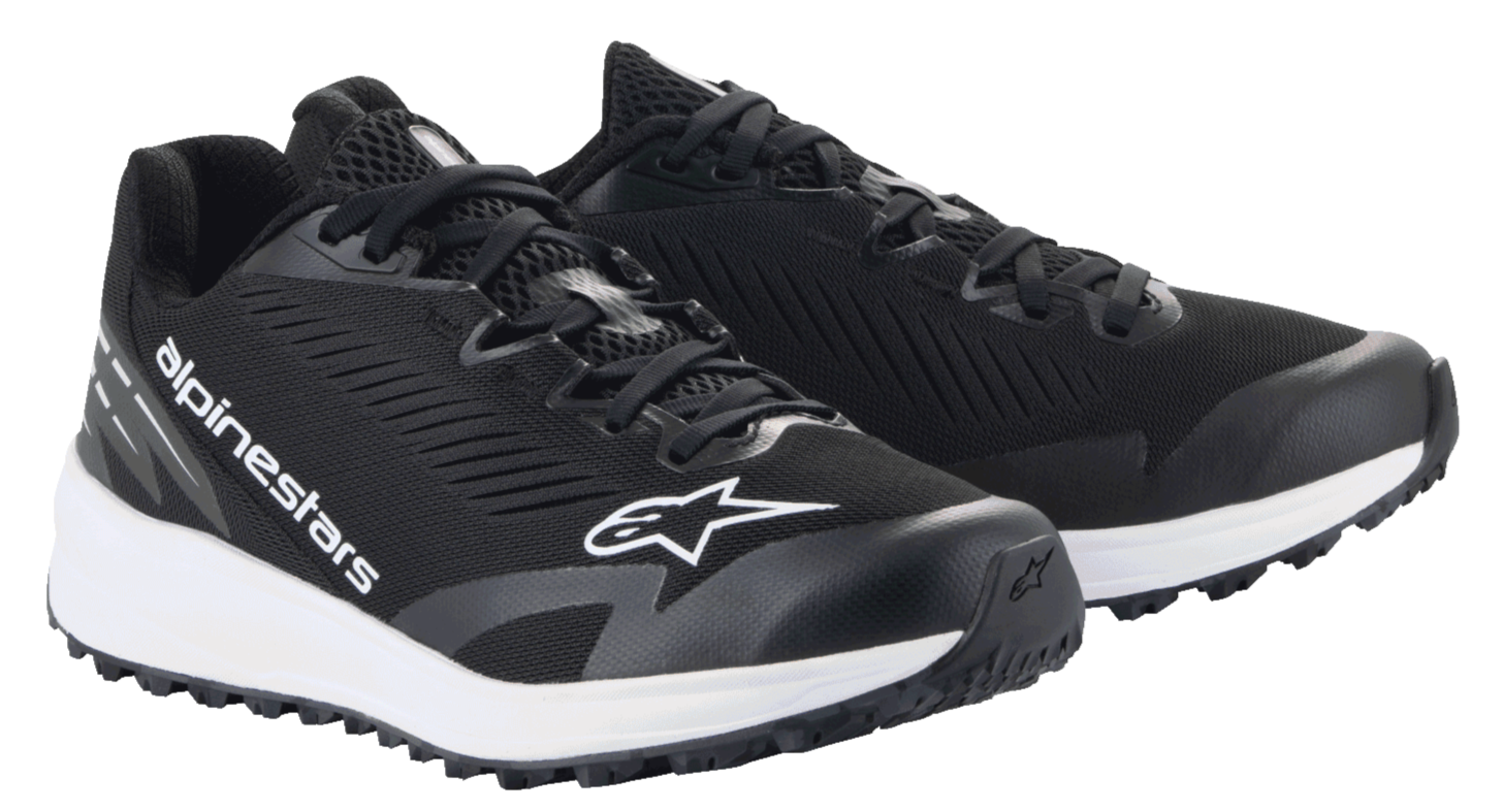 Alpinestars Meta Road V2 Schuhe, Sportswear-Schuhe, Schwarz und Weiß, atmungsaktives Mesh-Obermaterial mit weißem Alpinestars-Branding, dicke weiße Zwischensohle, sportliches Design für Rennteam-Arbeitskleidung